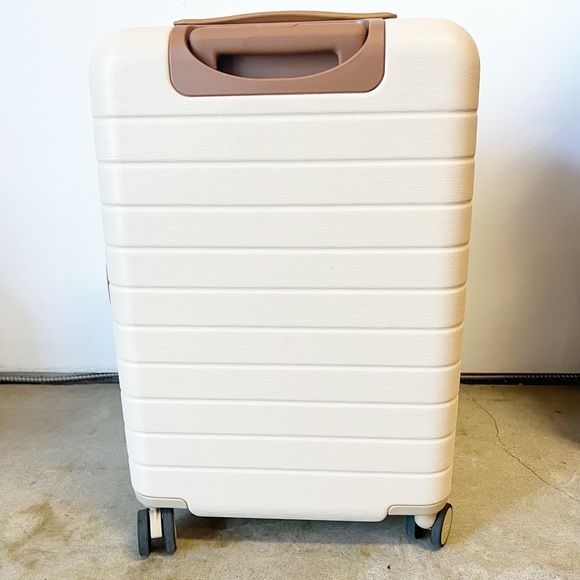 NEW! AWAY x The White Lotus “In Paradise” Limited Edition Carryon Suitcase - Picture 3 of 15